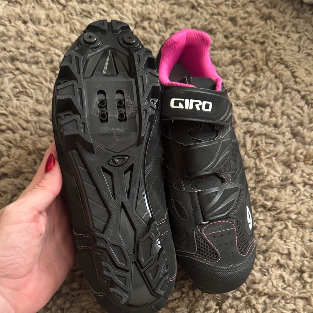Giro Women's Athletic Cyclist Shoes in Black and Pink Clip In Sz 39/7..5-8 - Picture 2 of 5